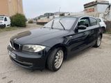 une photo d'une BMW noire garée sur un parking