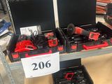 de nombreux outils qui se trouvent sur les rayons du magasin