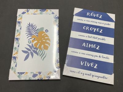deux enveloppes ornées de motifs bleus et jaunes, posées sur une table