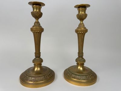 paire de chandeliers anciens en laiton sur fond blanc