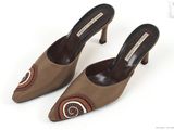 paire de chaussures pour femme avec un motif marron et marron sur le talon