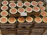 Dans un magasin, des cartons de conserves sont empilés les uns sur les autres