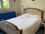 un lit qui se trouve dans une pièce où il y a un canapé bleu