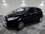 la voiture noire est garée dans le garage sur le sol en damier