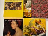 plusieurs livres posés sur une table, avec des photos de femmes et d'hommes