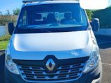 une camionnette blanche garée sur le bord de la route