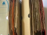 deux boîtes remplies de papiers, posées sur une table