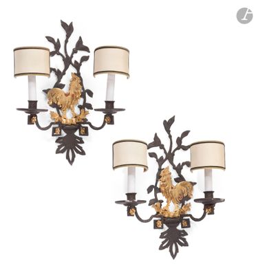 deux appliques ornées chacune d'une tête de lion et une lampe de l'autre côté