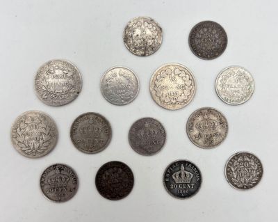 gros plan d'un paquet de pièces de monnaie sur une surface blanche