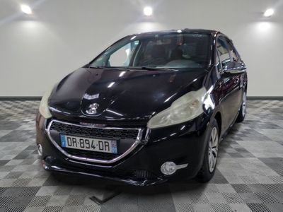 la photo d'une voiture noire garée dans un garage