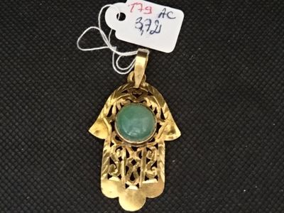 pendentif plaqué or orné d'une pierre verte en son centre