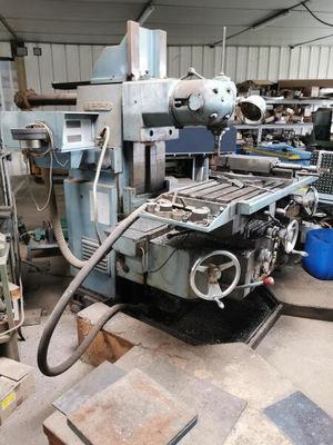 une machine qui se trouve à l'intérieur d'un bâtiment