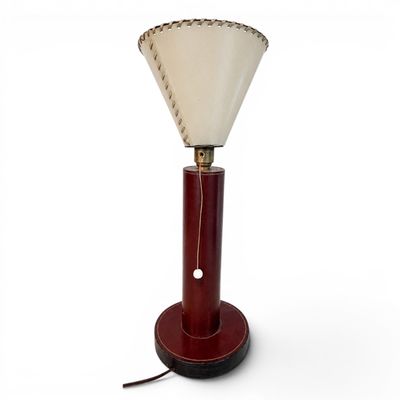 une photo d'une lampe de table surmontée d'un abat-jour blanc