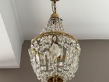 gros plan d'un lustre suspendu au plafond