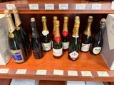 de nombreuses bouteilles de vin sur une étagère dans un magasin