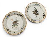 deux assiettes ornées de fleurs, posées sur un fond blanc