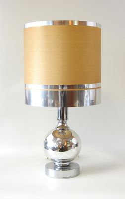 lampe de table argentée avec un abat-jour doré sur fond blanc