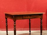 une photo d'une table en bois devant un mur rouge