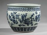 un vase bleu et blanc orné d'un motif