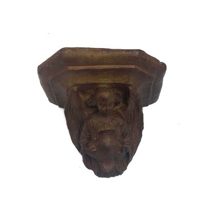 une sculpture en bois représentant une tête de lion accrochée au mur