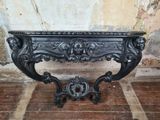 une table noire sur laquelle se trouve une tête de lion