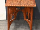 une image représentant une petite table en bois avec un motif sur le plateau