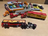 un grand nombre de voitures et de camions jouets qui se trouvent sur la table
