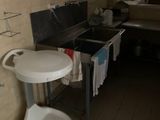 une petite cuisine équipée d'un évier et de toilettes