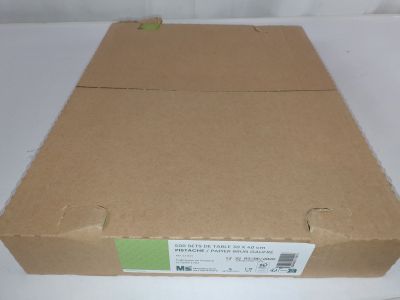 une boîte portant une étiquette verte, posée sur une table