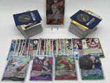 un lot de cartes posées sur une table