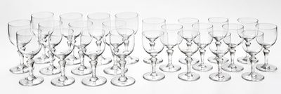 un grand nombre de verres à vin vides posés sur une table