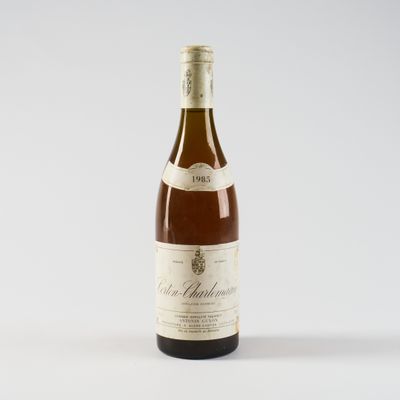 une bouteille de vin posée sur une table blanche