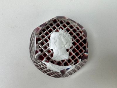 une plaque de verre sur laquelle est représentée une femme