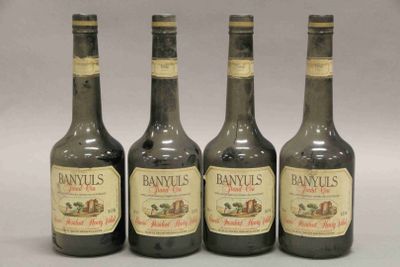 trois bouteilles de vin sont alignées sur une table