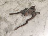 un petit lézard perché sur une table en marbre