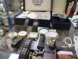 de nombreuses montres différentes exposées dans une vitrine