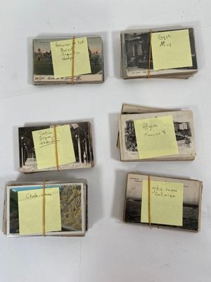 plusieurs vieilles photos de personnes sur lesquelles sont collés des post-it