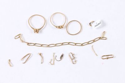 de nombreuses bagues et boucles d'oreilles en or sur un fond blanc