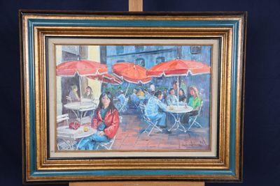 un tableau représentant un groupe de personnes assises à une table sous des parasols rouges