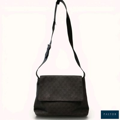 une image d'un sac à main noir sur fond blanc