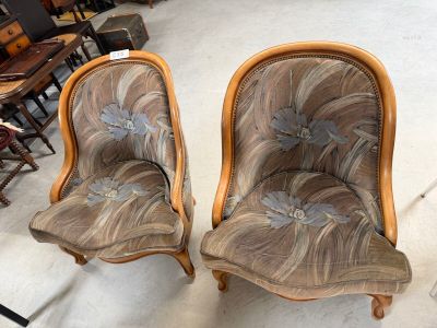 deux chaises assises l'une à côté de l'autre dans une pièce