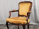 une image représentant une chaise dont l'assise est recouverte d'un tissu jaune