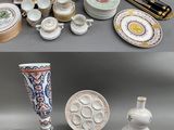de nombreux plats et vases en porcelaine de toutes sortes sur la table