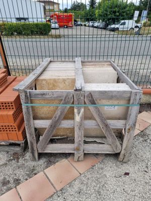 une caisse en bois contenant beaucoup de briques