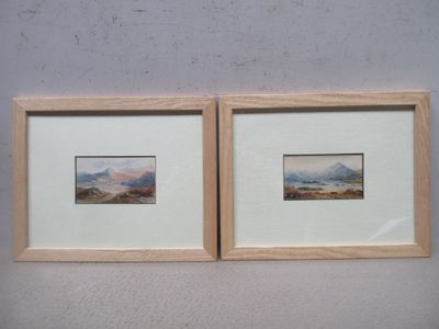 deux photos encadrées représentant une chaîne de montagnes, dans un cadre en bois