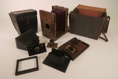 de nombreux appareils photo anciens posés sur une surface blanche