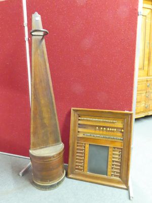 une grande horloge en bois posée contre un mur rouge