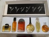 une boîte contenant de nombreux parfums différents