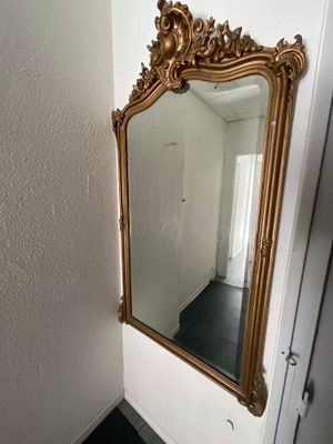 un miroir dans un coin d'une pièce au sol noir