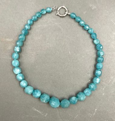 un bracelet orné d'une perle de turquoise et d'un fermoir en argent